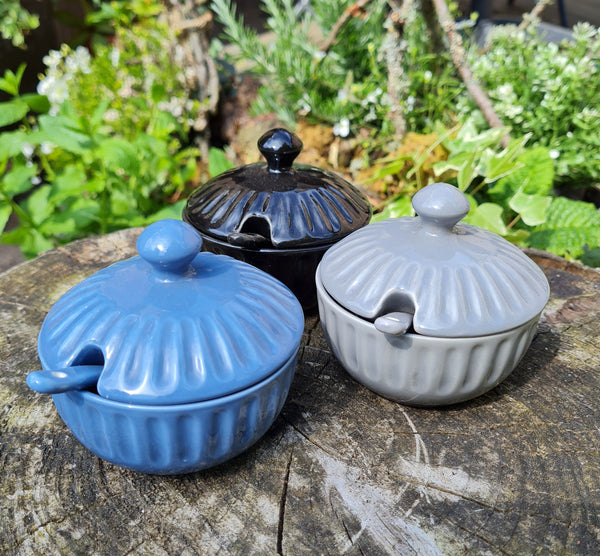 Ribbed sugar dish