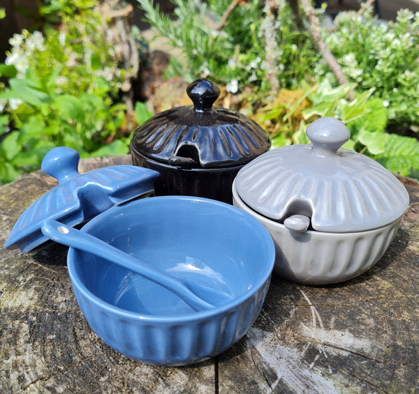 Ribbed sugar dish