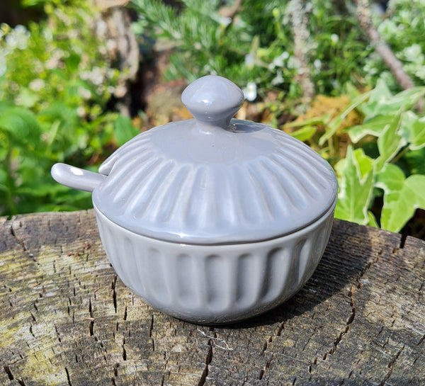 Ribbed sugar dish